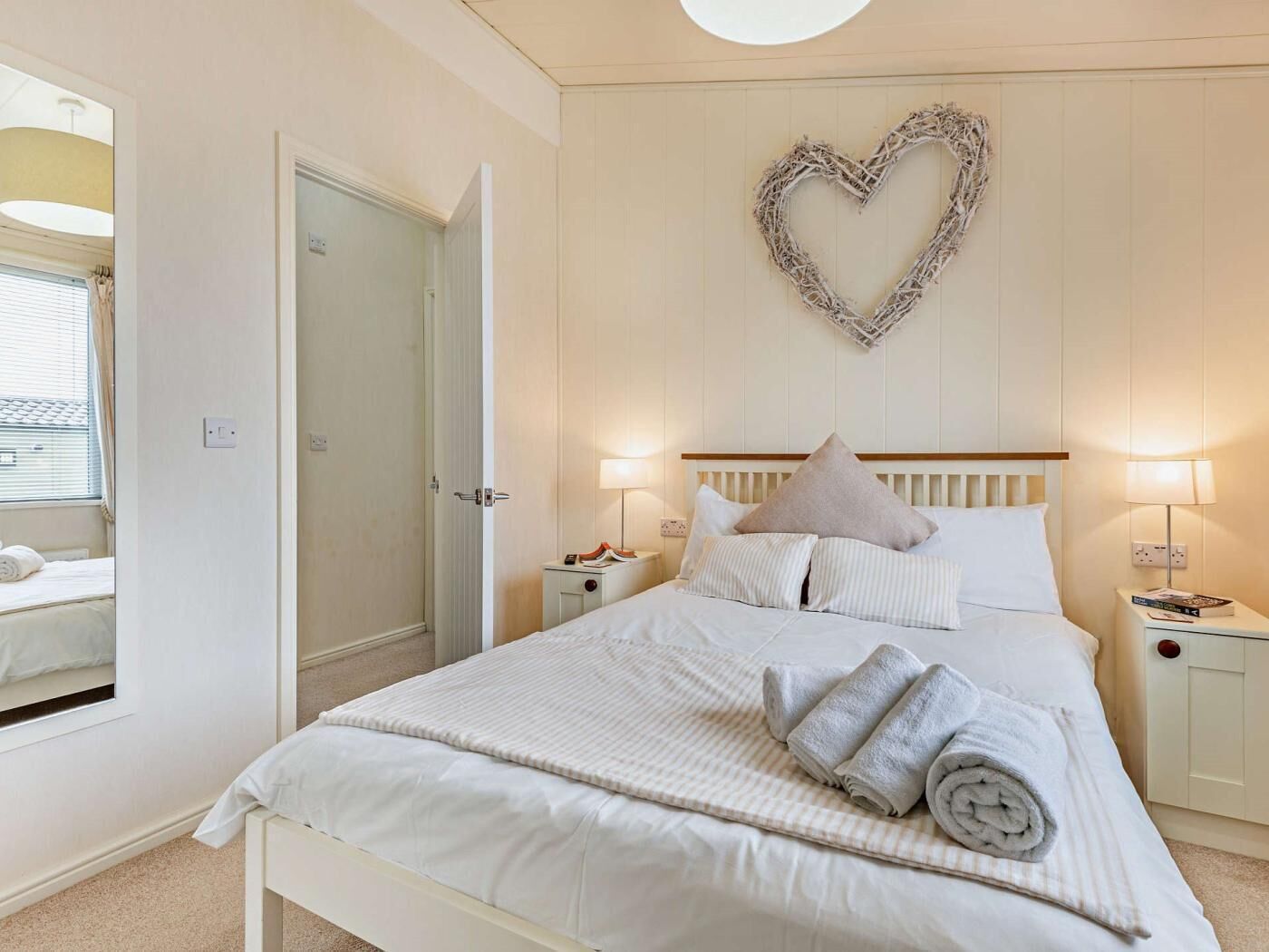 2 bedrooms, travel cot, free WiFi, bed sheets