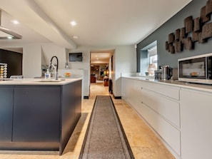 Oven, dishwasher, cookware/dishes/utensils - 3 Bed in Tenby (oc-94186) (Saint Florence)