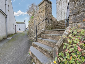 Property grounds - 3 Bed in Tenby (oc-94186) (Saint Florence)