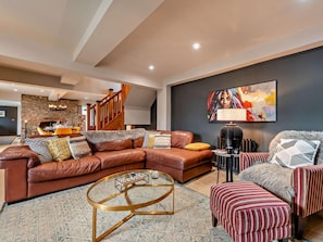 TV, fireplace - 3 Bed in Tenby (oc-94186) (Saint Florence)
