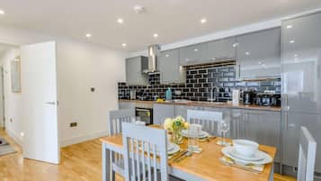 Oven, dishwasher, cookware/dishes/utensils