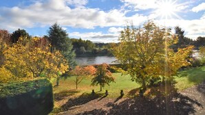 A park with a lake, trees, and a clear sky. - 3 Bed in Perth (oc-50031) (Stanley)