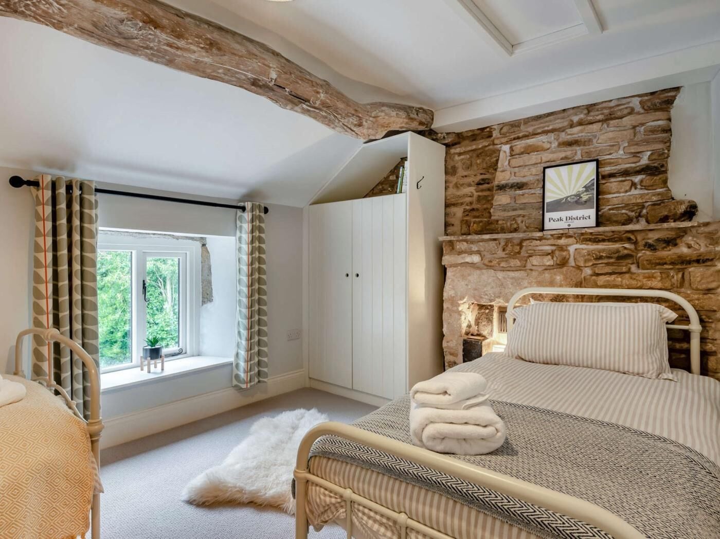 2 bedrooms, travel cot, free WiFi, bed sheets
