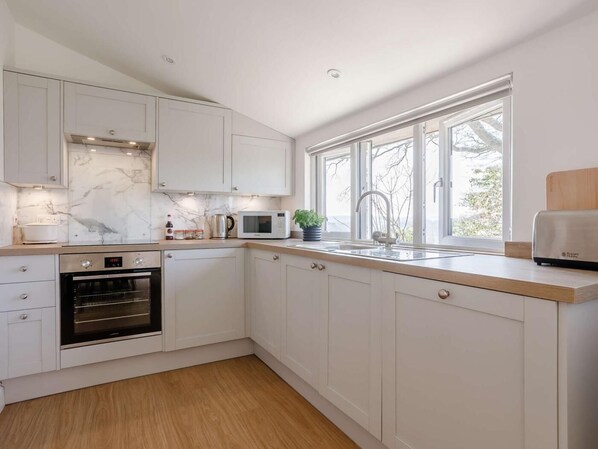Oven, dishwasher, cookware/dishes/utensils - 2 Bed in Cranbrook (oc-82256) (Sissinghurst)