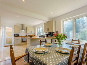 Microwave, oven, dishwasher, high chair - 4 Bed in Freshwater (oc-91115) (Freshwater)