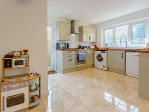 Microwave, oven, dishwasher, high chair - 4 Bed in Freshwater (oc-91115) (Freshwater)