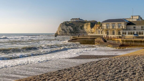 A coastal hotel with a rocky cliff, a sea view, and a promenade. - 4 Bed in Freshwater (oc-91115) (Freshwater)