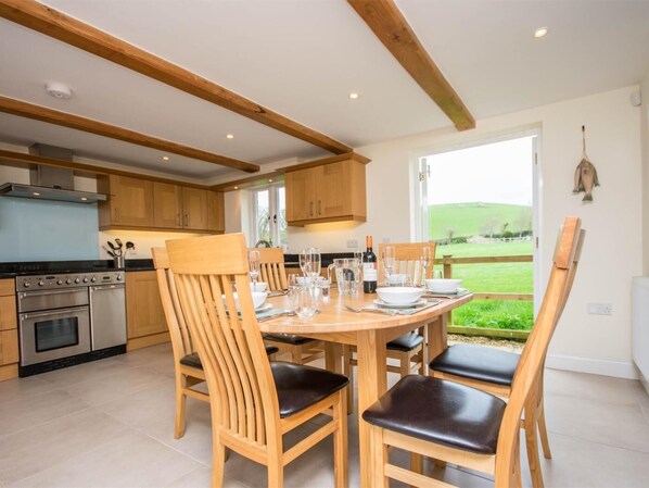 Oven, dishwasher, high chair, cookware/dishes/utensils - 3 Bed in Wareham (oc-dc137) (West Lulworth)