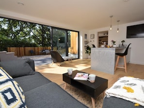 TV - 1 Bed in Lyme Regis (oc-75655) (Lyme Regis)