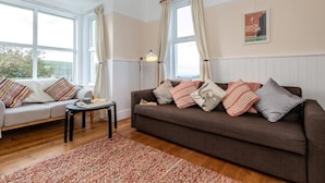 Ein Wohnzimmer mit Sofa, Couchtisch und Teppich.