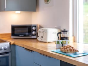 Oven, dishwasher, high chair, cookware/dishes/utensils - 3 Bed in Woolacombe (oc-42513) (Woolacombe)