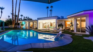 A modern house with a swimming pool, outdoor seating, and a well-maintained lawn. - 4,775 Sq Ft MidMod Estate, 5 King Beds, All En Suites, Saltwater Pool, Spa (Palm Springs)