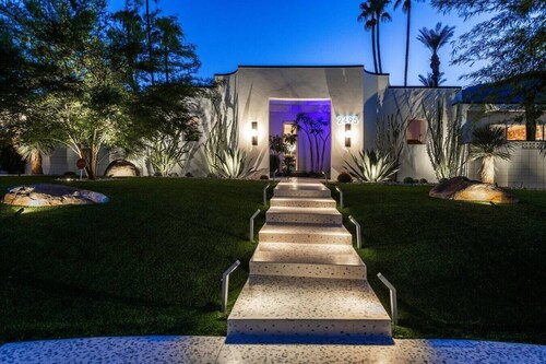 4,775 Sq Ft MidMod Estate, 5 King Beds, All En Suites, Saltwater Pool, Spa
