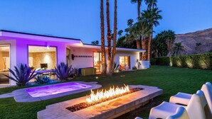 A modern house with a fire feature and outdoor seating. - 4,775 Sq Ft MidMod Estate, 5 King Beds, All En Suites, Saltwater Pool, Spa (Palm Springs)