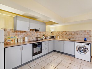 Geschirrspüler, Hochstuhl, Kochgeschirr/Geschirr/Besteck