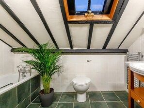 Bathroom - 6 Bed in Winchelsea (oc-77281) (Icklesham)