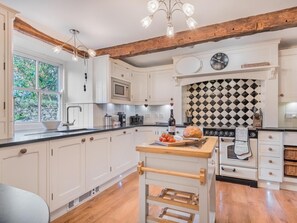 Oven, dishwasher, high chair, cookware/dishes/utensils - 5 Bed in Kendal (oc-76617) (Lyth)
