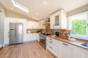 Oven, dishwasher, cookware/dishes/utensils - 4 Bed in Grange-over-sands (oc-90891) (Allithwaite)
