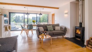 Una sala de estar moderna con sofá, mesa de centro y chimenea.