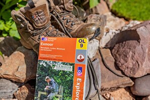 Eine Karte mit dem Titel 'Exmoor National Park', mit einem Wanderschuh und einem Paar Schuhe.