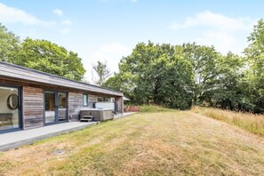 A modern house with a hot tub, a deck, and a grassy yard. - 2 Bed in Tiverton (oc-59636) (Whitnage)