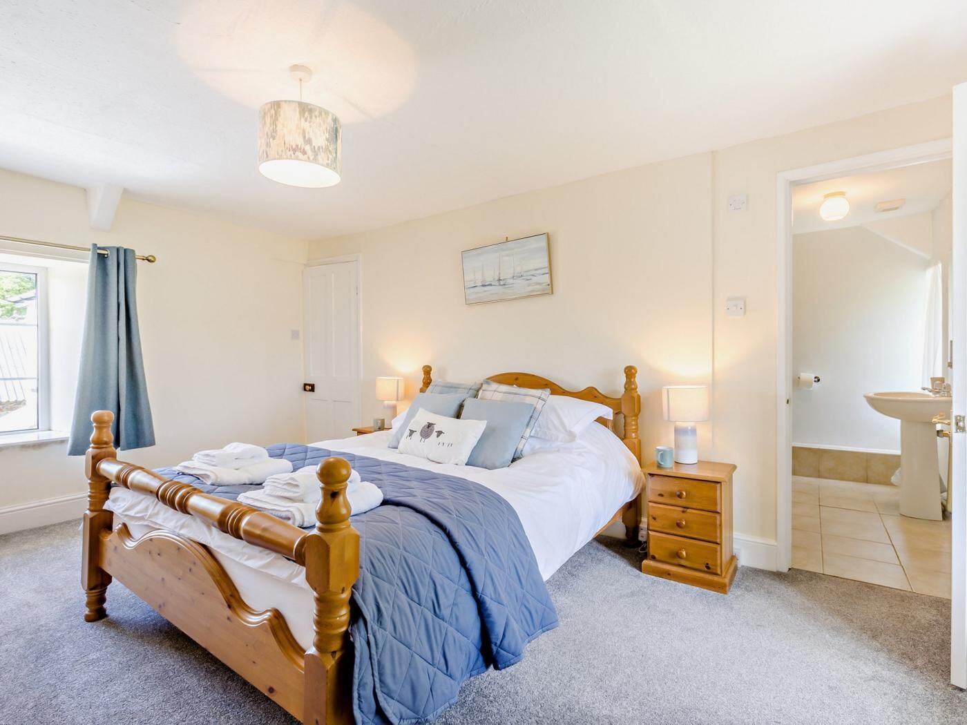 6 bedrooms, travel cot, free WiFi, bed sheets