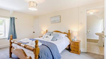 6 bedrooms, travel cot, free WiFi, bed sheets