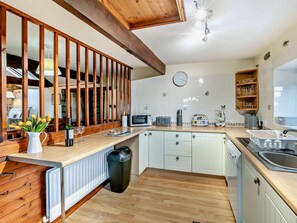 Oven, dishwasher, high chair, cookware/dishes/utensils - 2 Bed in Bishop Auckland (oc-94197) (Wolsingham)