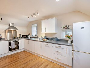 Oven, dishwasher, high chair, cookware/dishes/utensils - 3 Bed in Bishop Auckland (oc-94198) (Wolsingham)