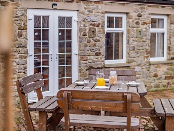 Outdoor dining - 3 Bed in Bishop Auckland (oc-94198) (Wolsingham)