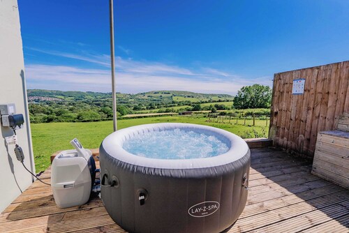 Stylish Cottage with Hot Tub & Countryside Views