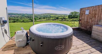 Stylish Cottage with Hot Tub & Countryside Views
