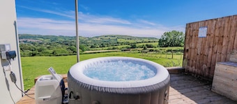 Stylish Cottage with Hot Tub & Countryside Views