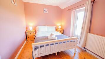Desk, iron/ironing board, WiFi, bed sheets