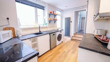 Coffee/tea maker, fridge, microwave, oven