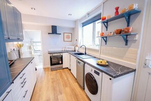 Coffee/tea maker, fridge, microwave, oven - Spacious 3BR House Sleeps 12 for Groups & Family (Cardiff)