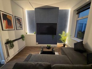 TV, offices - Cardiff Central Spacious 1BR Ground Floor Flat (Cardiff)