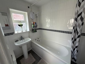 Shower, hair dryer, towels, shampoo - Cardiff Central Spacious 1BR Ground Floor Flat (Cardiff)