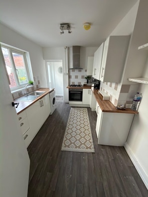 Fridge, microwave, oven, stovetop - Cardiff Central Spacious 1BR Ground Floor Flat (Cardiff)