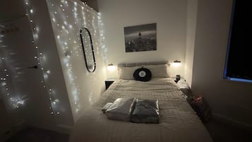Desk, iron/ironing board, WiFi, bed sheets
