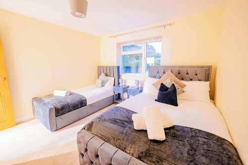 3 BR Bungalow with Parking, Garden & Fast WiFi