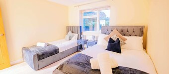 3 BR Bungalow with Parking, Garden & Fast WiFi