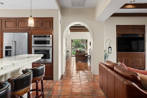 Interior - Saltwater Pool/Spa, Tanning Shelf, Firepit, Outdoor Fireplace Shower Free WiFi (Palm Springs)