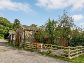 A stone building with a gravel driveway and a wooden fence. - 2 Bed in Bassenthwaite (oc-83287) (Bassenthwaite)