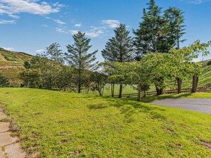 A grassy field with trees and a paved path. - 5 Bed in Dunbar (oc-94334) (Dunbar)