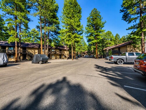 2BR mountain condo w fireplace, board games!