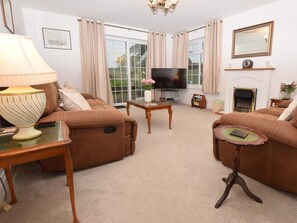 A living room with two sofas, a TV, a fireplace, and a lamp. - 2 Bed in Pembroke (oc-47640) (Pembroke)