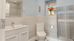 Ein Badezimmer mit Toilette, Waschbecken und Dusche.