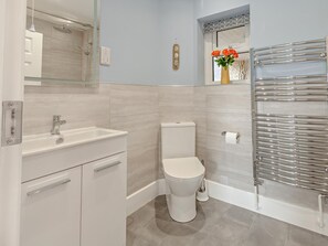 A bathroom with a toilet, sink, and shower. - 1 Bed in Bembridge (oc-94355) (Bembridge)