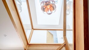 Ein Oberlicht mit einer modernen Leuchte.